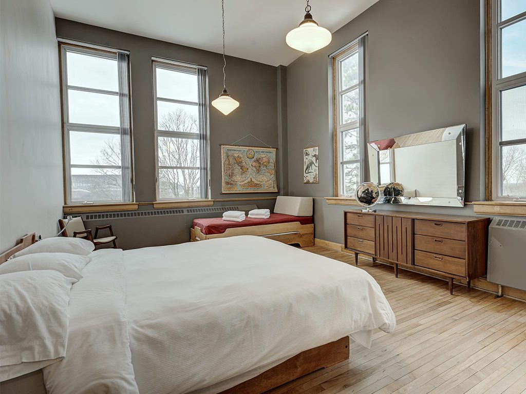 Chambre lumineuse avec grand lit à l'Espace du Carmel, Danville